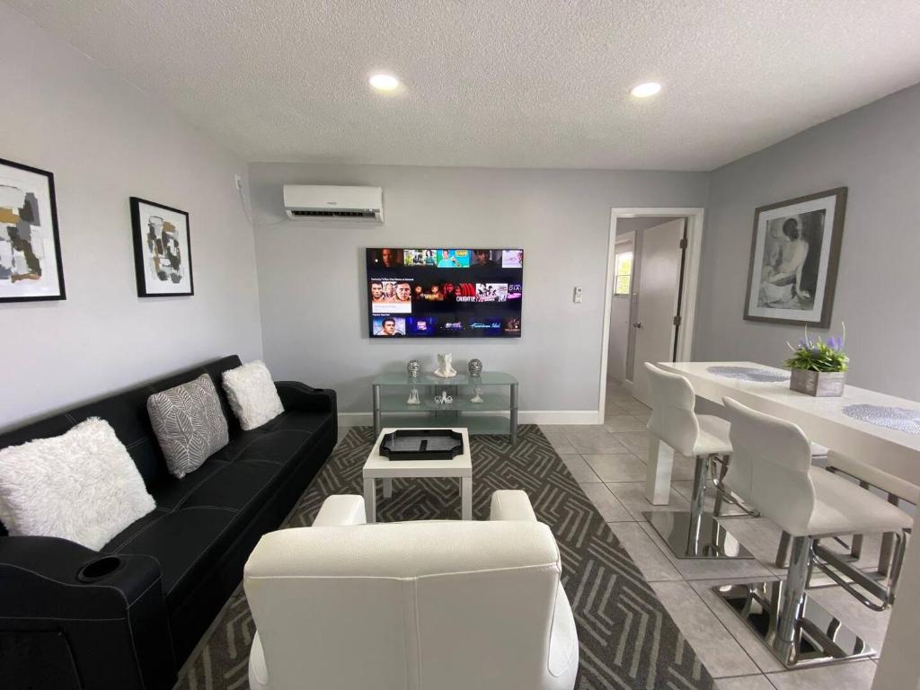 Curated visual reference: Gallery Detail: Bens Spacious Luxury Suite Fort Lauderdale