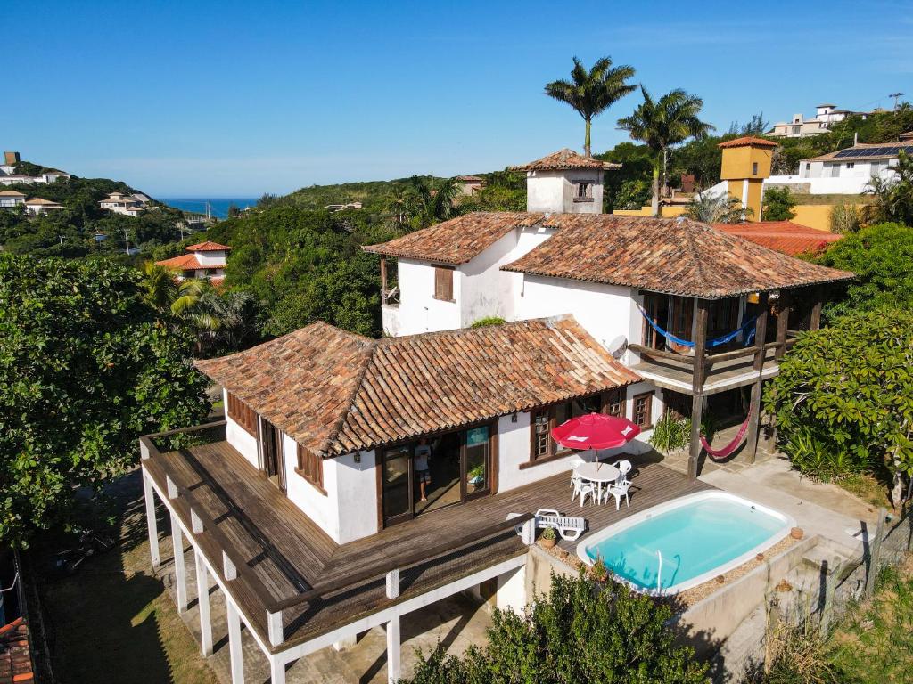 uma vista aérea de uma casa com piscina em Casa Panorâmica da Ferradura em Búzios