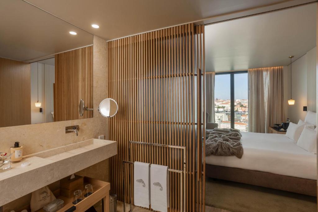 
Superior Double Room with City View
