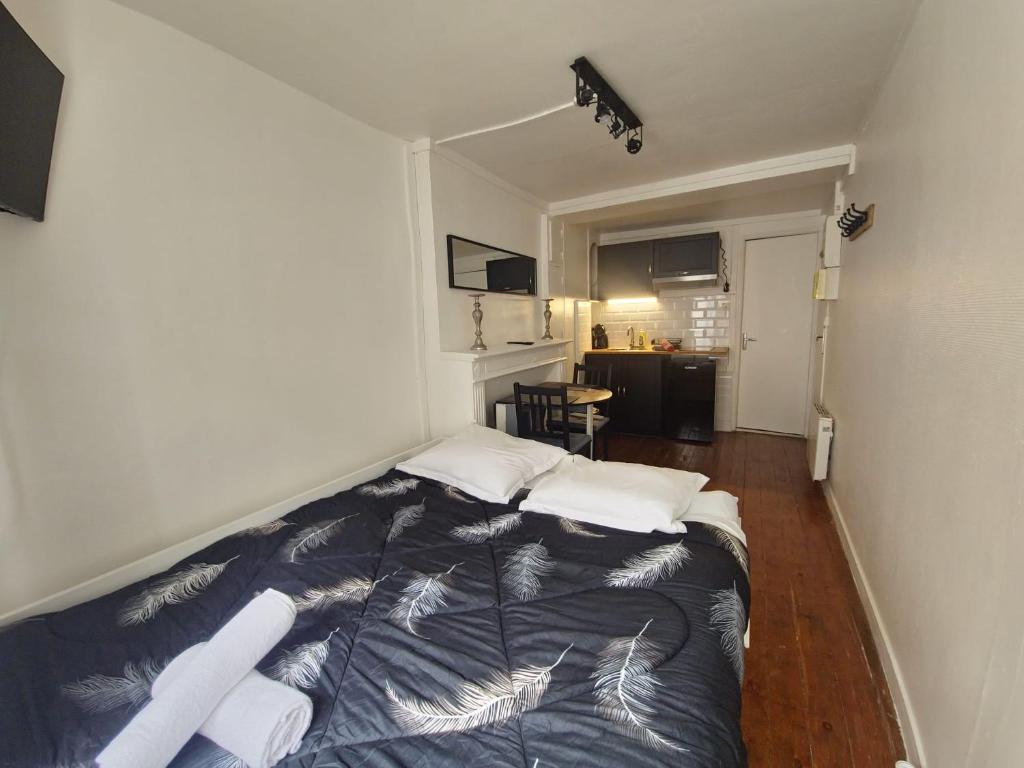1 dormitorio con 1 cama con 2 almohadas blancas en L'Escapade Citadine, en Blois
