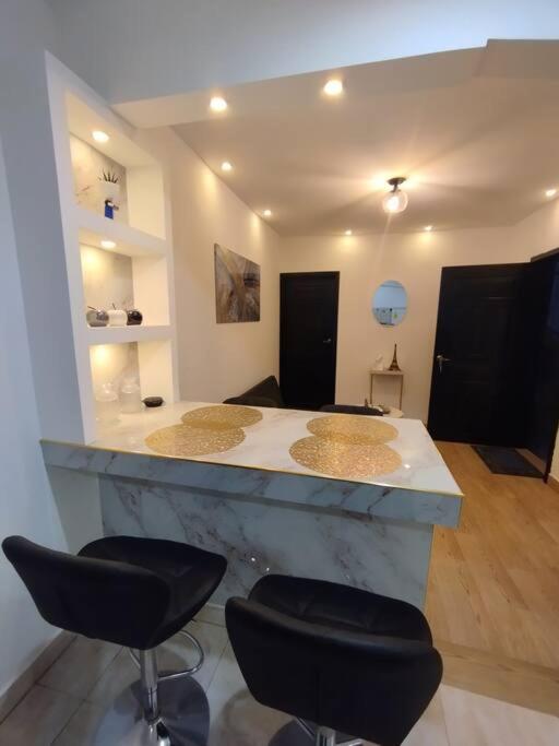 a room with a counter and two stools in a room at Suite acogedora en Ibarra in Ibarra