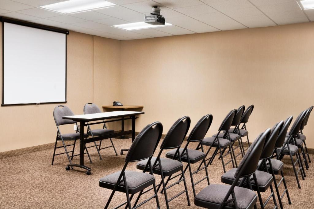 Konferenční prostory v ubytování Days Inn & Suites by Wyndham Cochrane