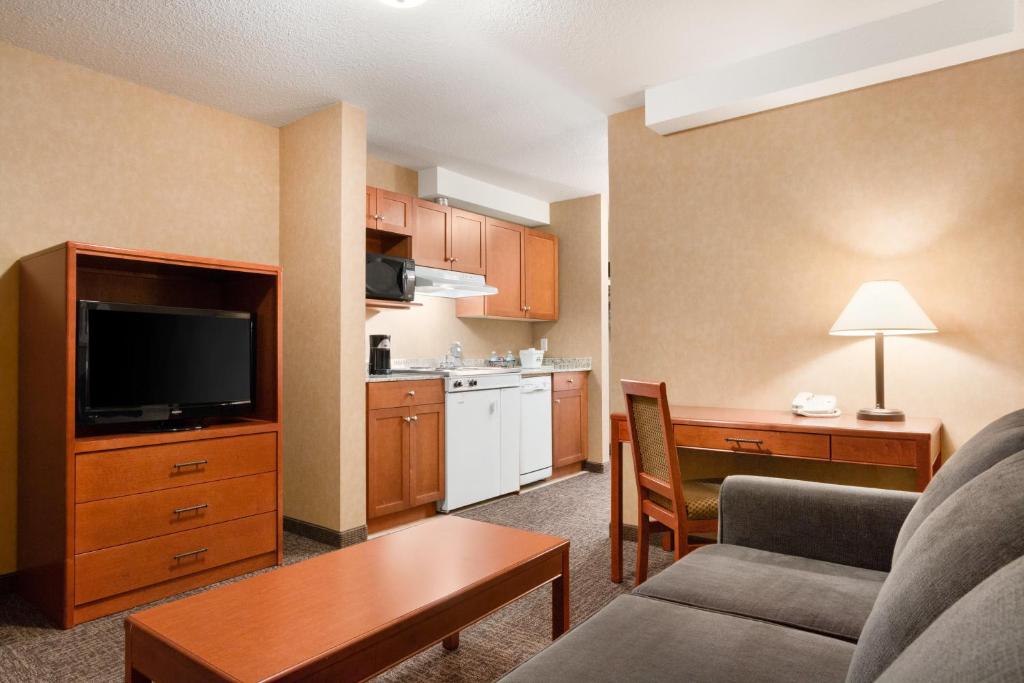 Kuchyň nebo kuchyňský kout v ubytování Days Inn & Suites by Wyndham Cochrane