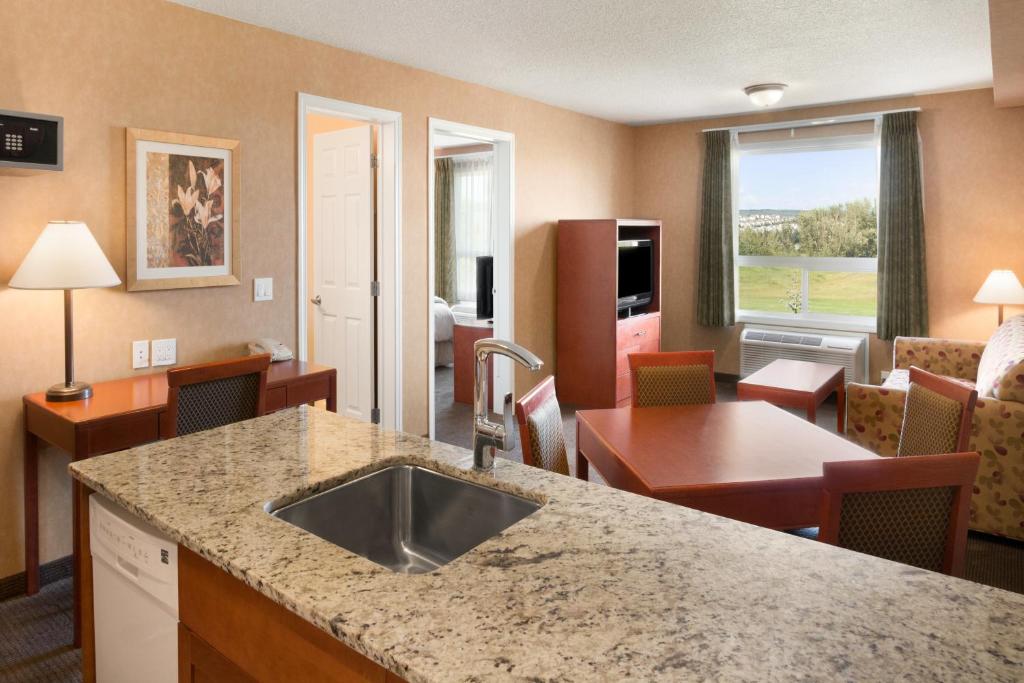 Posezení v ubytování Days Inn & Suites by Wyndham Cochrane