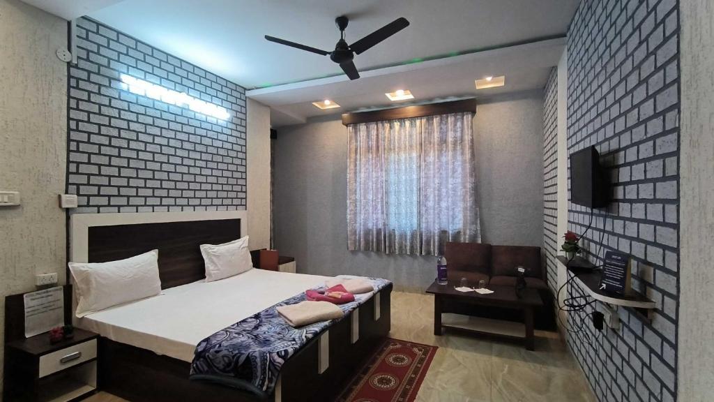 1 dormitorio con 1 cama y ventilador de techo en SPOT ON Pachmarhi Hills, en Pachmarhī