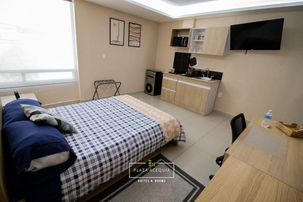 a small bedroom with a bed and a kitchen at A06 Full Suite ‖ Mini Dept at Plaza Acequia in Cuautitlán Izcalli