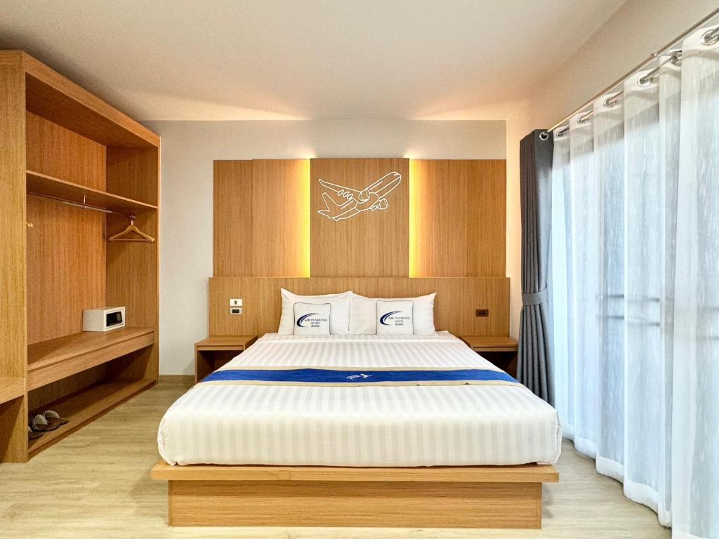 1 dormitorio con 1 cama grande en una habitación en Air Diamond Hotel en Ban Nong Khong