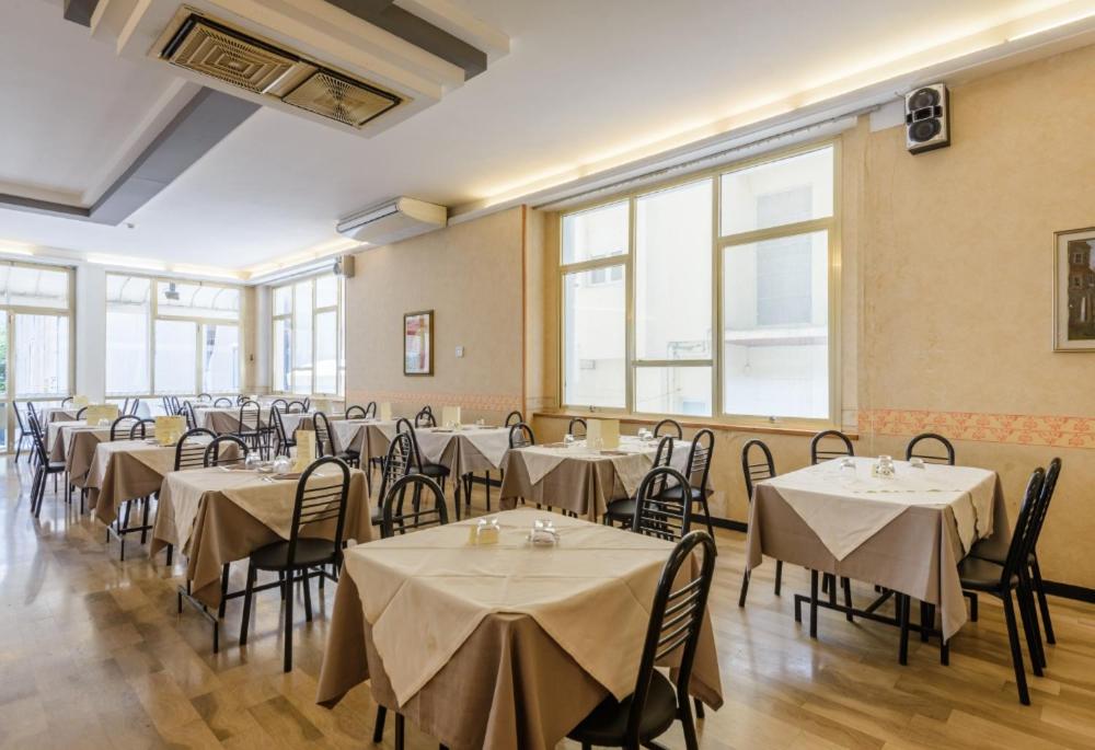 Restaurace v ubytování Hotel ARENA con Piscina
