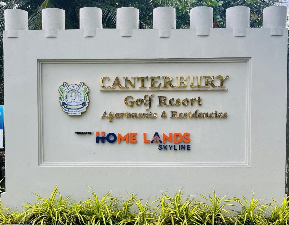 um sinal para os apartamentos e casas de banho do resort de golfe Garden City em MACA Canterbury Apartment em Gonapola