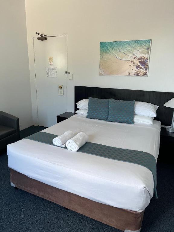 Postel nebo postele na pokoji v ubytování Hotel St Leonards