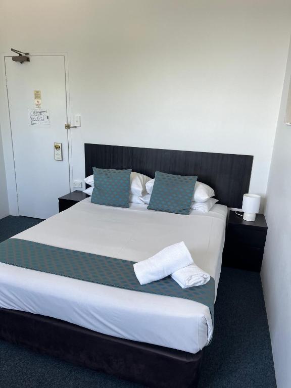 Postel nebo postele na pokoji v ubytování Hotel St Leonards