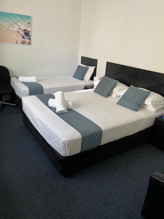Postel nebo postele na pokoji v ubytování Hotel St Leonards