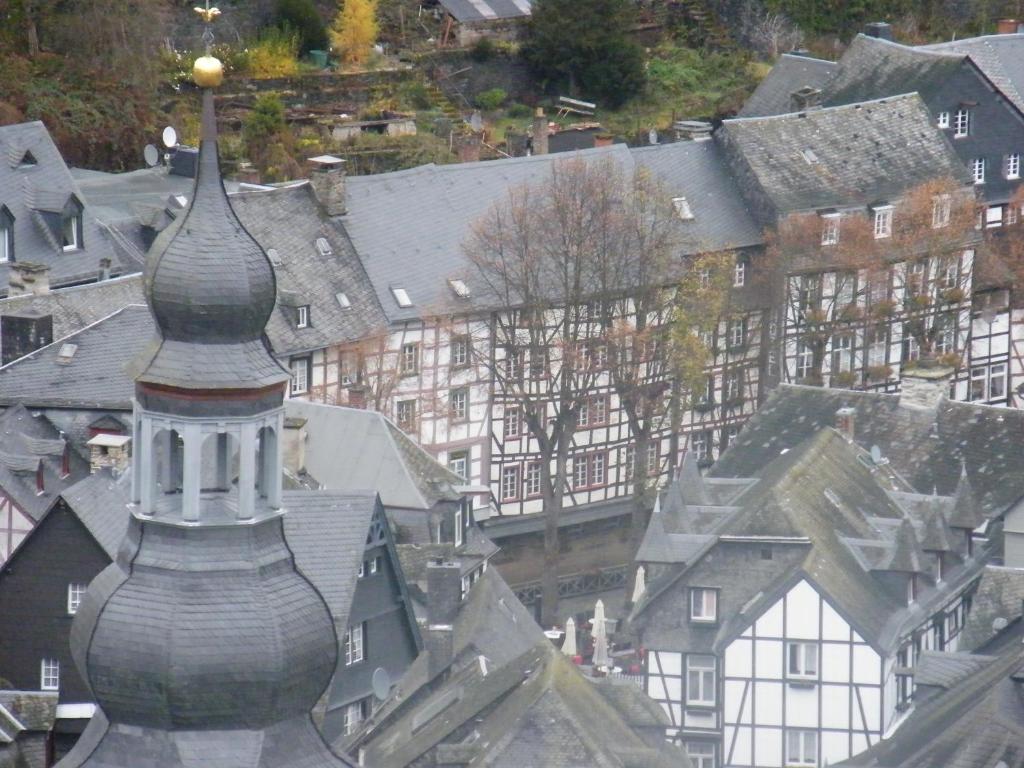une vue aérienne d'une ville avec des maisons et une tour dans l'établissement Apartment Am Fluss im Haus An der Rur, à Monschau