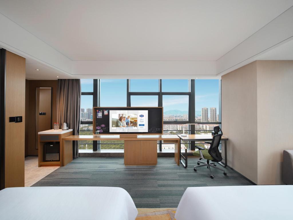 TV a/nebo společenská místnost v ubytování Hampton by Hilton Shenzhen Longhua Qinghu