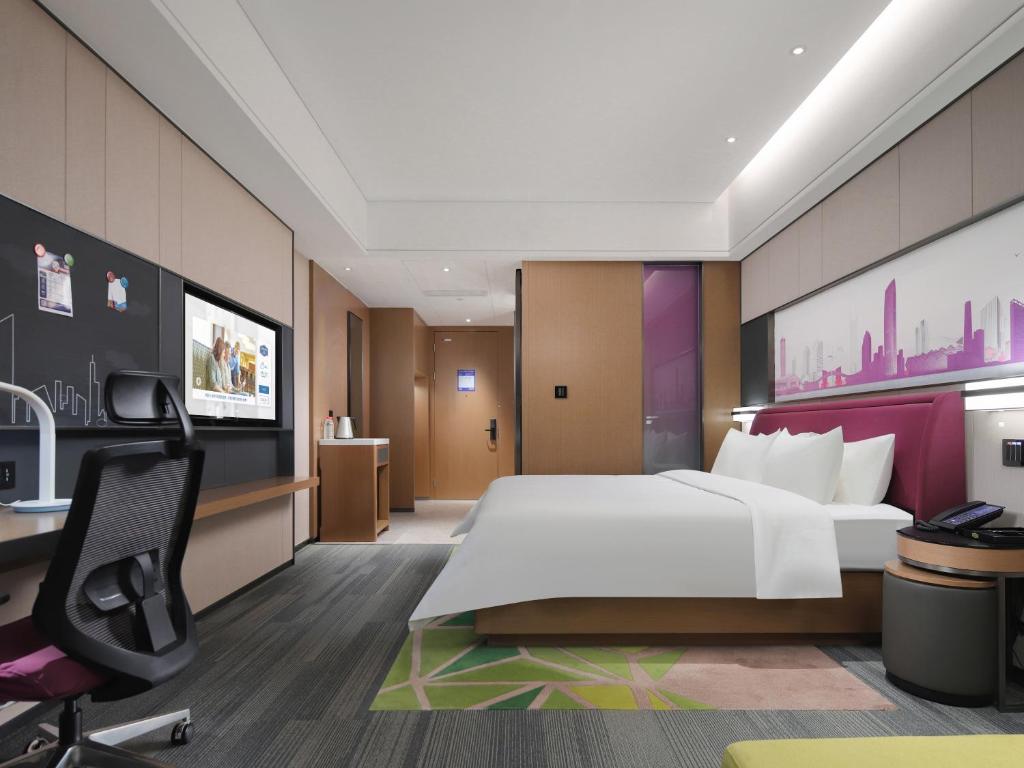 Postel nebo postele na pokoji v ubytování Hampton by Hilton Shenzhen Longhua Qinghu