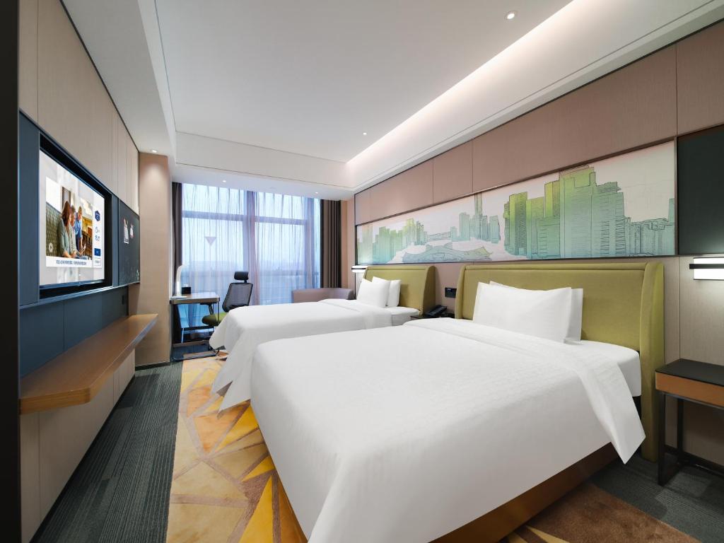 Postel nebo postele na pokoji v ubytování Hampton by Hilton Shenzhen Longhua Qinghu