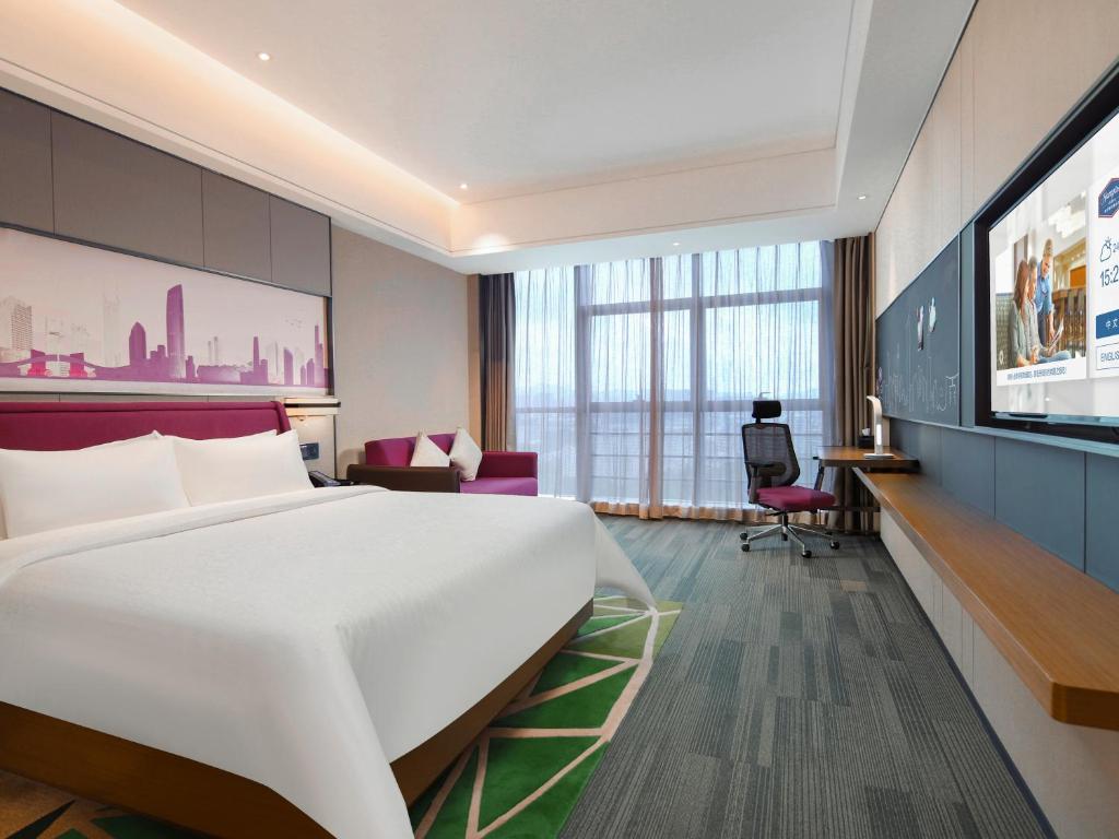 TV a/nebo společenská místnost v ubytování Hampton by Hilton Shenzhen Longhua Qinghu