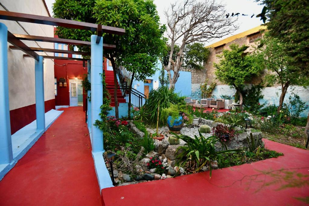 ロードス・タウンにあるKatia's Home 2の赤い小道がある建物の横の庭園