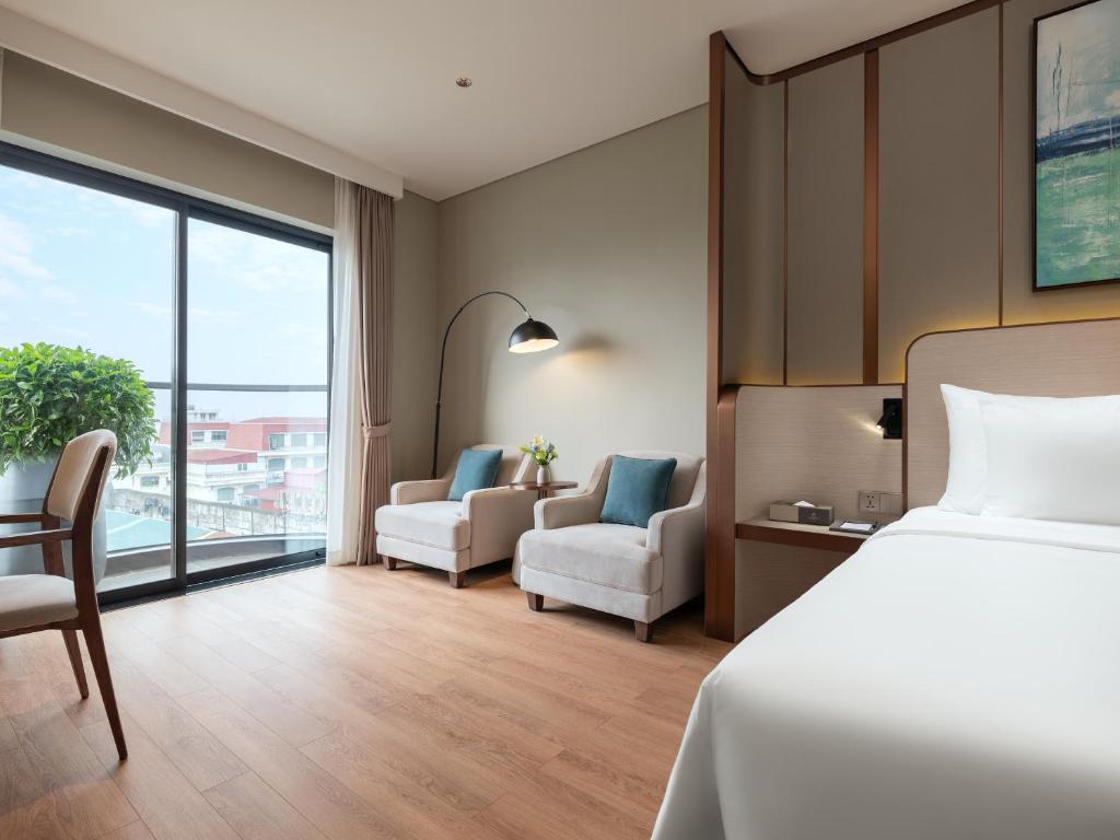 Giường trong phòng chung tại CLASSYC Hotel