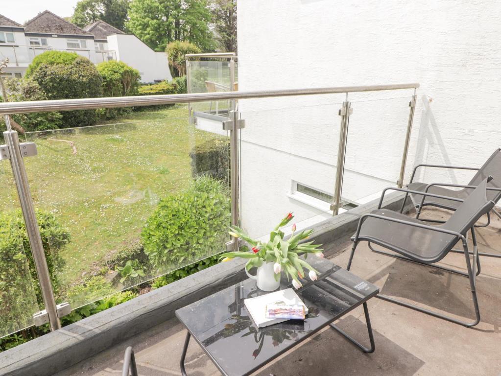 a balcony with a table and chairs and a view at 28 Coedrath Park in Saundersfoot