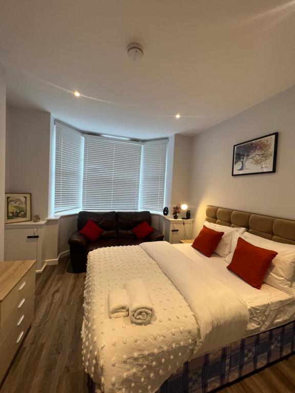1 dormitorio con 1 cama grande y 1 sofá en Spencer Bridge House by AFL en Northampton