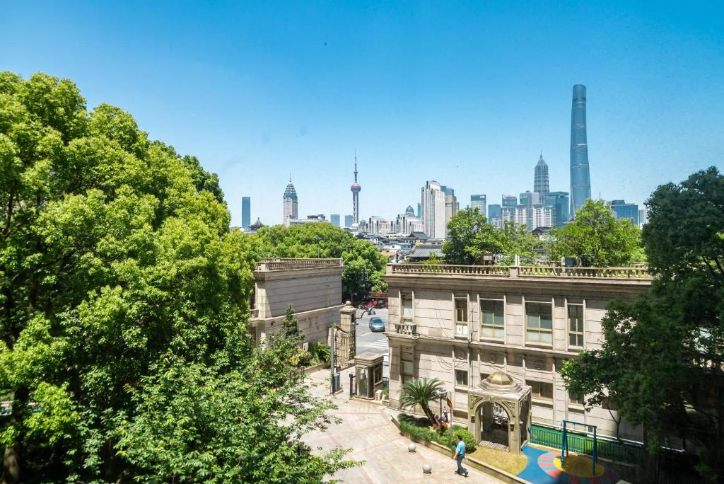 una vista de un edificio con una ciudad en el fondo en Shanghai YD B&B - Yu Garden Bund Store, 400m near Yu Garden subway en Shanghái