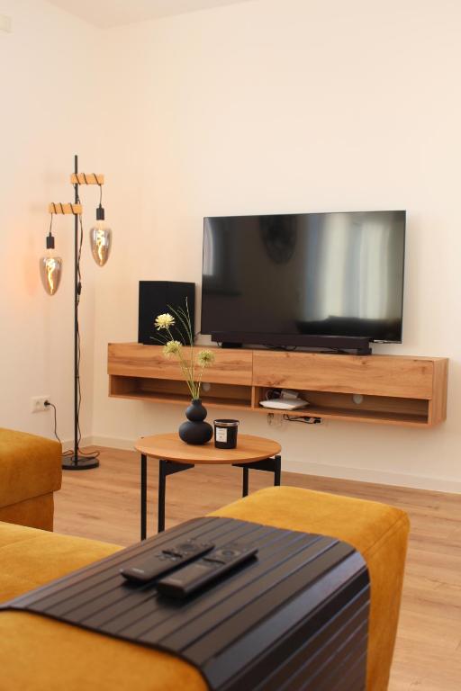 Großes Apartment mit Küche, Dusche, Badewanne, Balkon, Parkplatz vor dem Haus, ruhig gelegen, ADA4 - 10