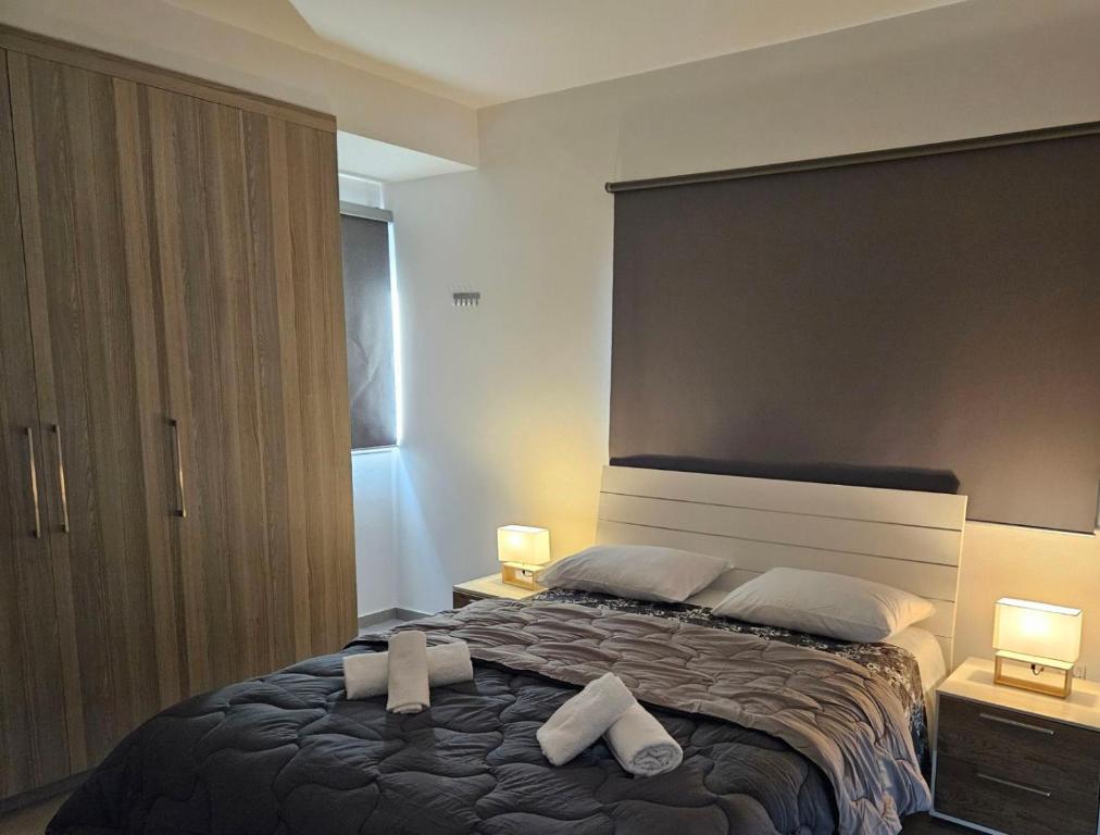下皮爾戈斯的住宿－SC apartments 2，一间卧室配有一张大床和两条毛巾
