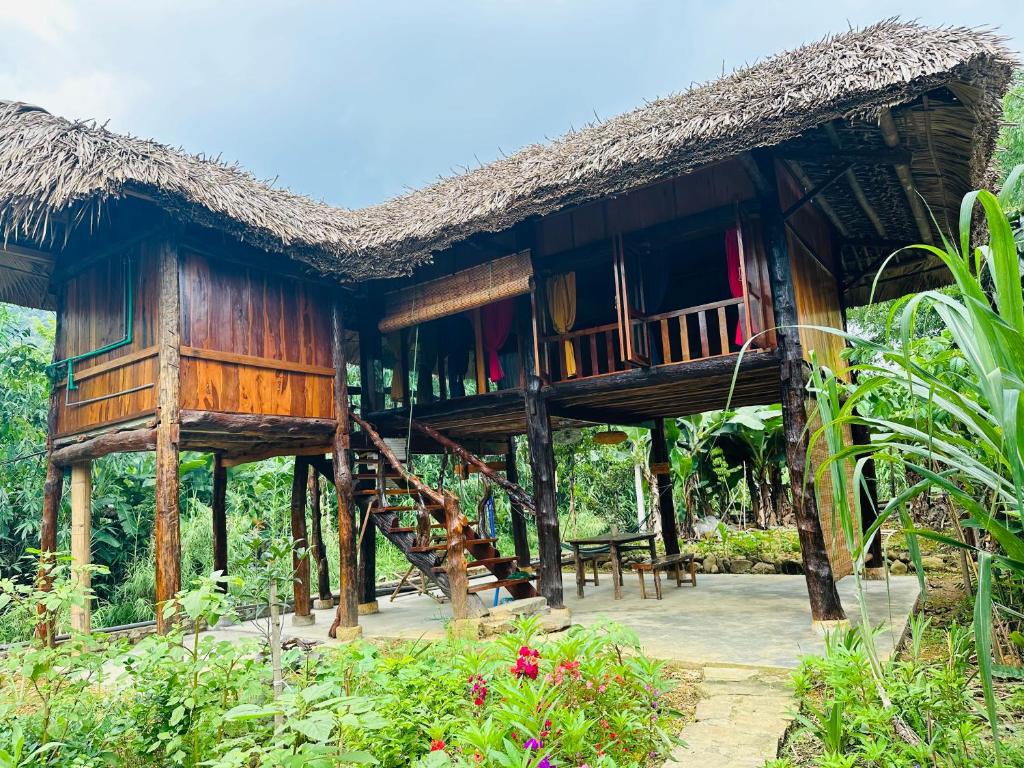 casa atropical com telhado de palha em Xoi Farmstay - Homefarm in Lam Thuong valley em Lung Co (1)