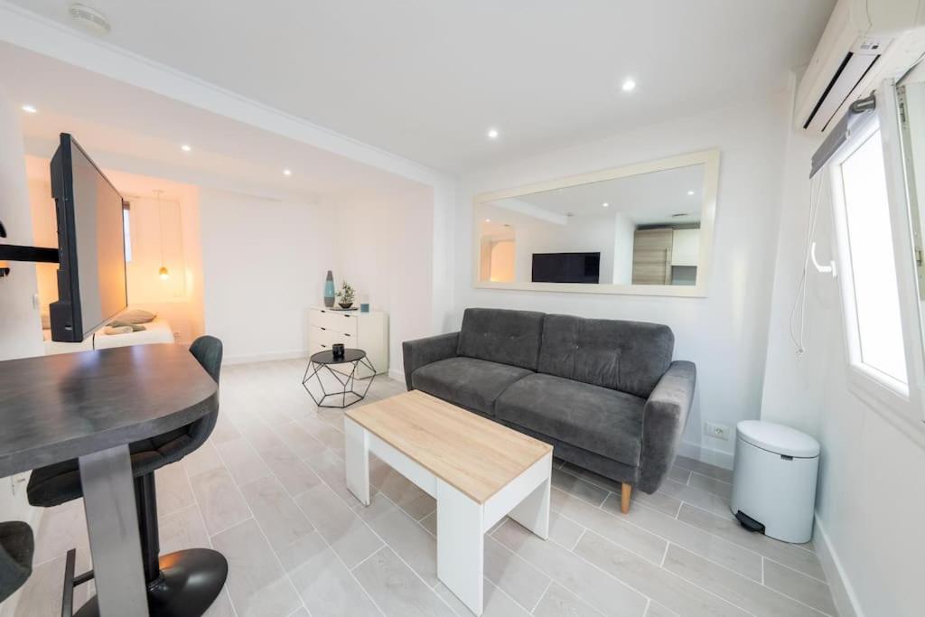 un salon avec un canapé et une table dans l'établissement Marcenaro, à Beausoleil