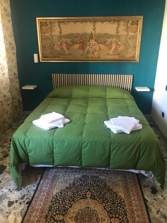 a green bed with two towels on it in a room at Villa San Giuseppe Brindisi in Brindisi