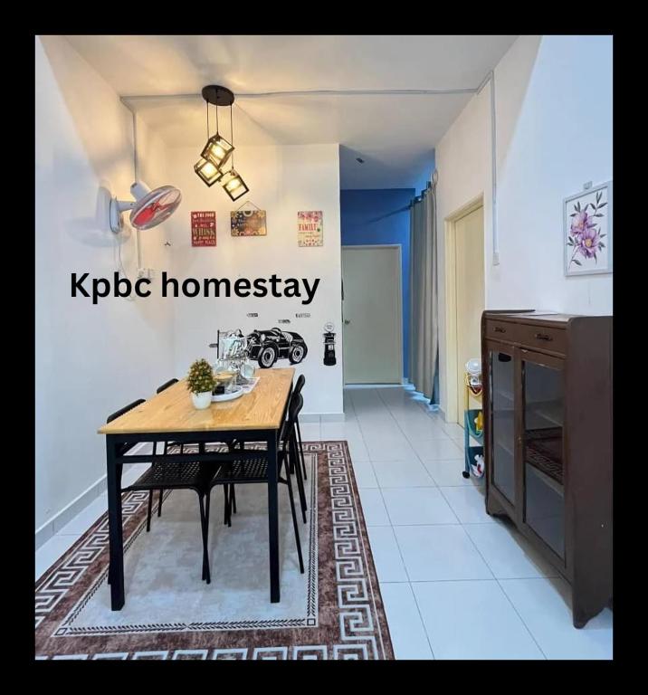 a kitchen with a table and chairs in a room at Kpbc Homestay 3bilik in Jitra