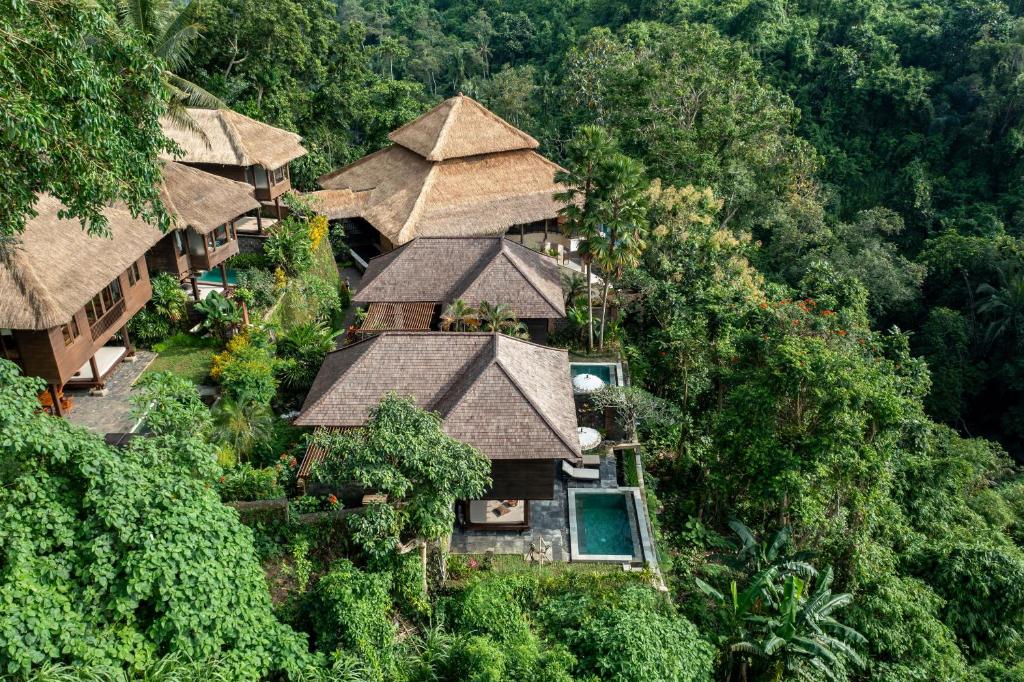 eine Luftansicht eines Resorts im Dschungel in der Unterkunft Natura Villa Ubud Bali in Ubud