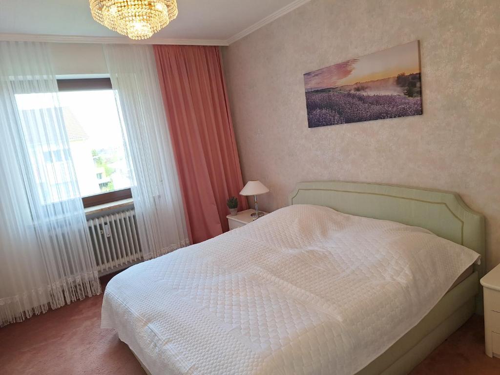 圖青的住宿－Zimmer mit Sonnenaufgang und ruhiger Innenhof bei Koberstein，卧室配有白色的床和窗户。