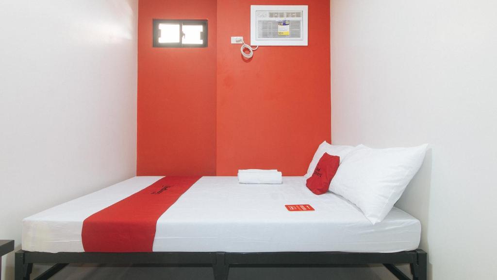 Postel nebo postele na pokoji v ubytování RedDoorz @ Aerial Hotel Los Baños