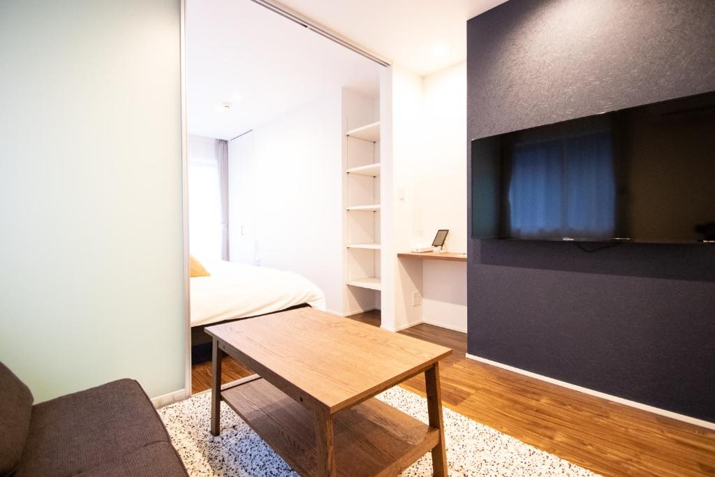 TV a/nebo společenská místnost v ubytování Apartment Hotel Tenjin TUMUGU