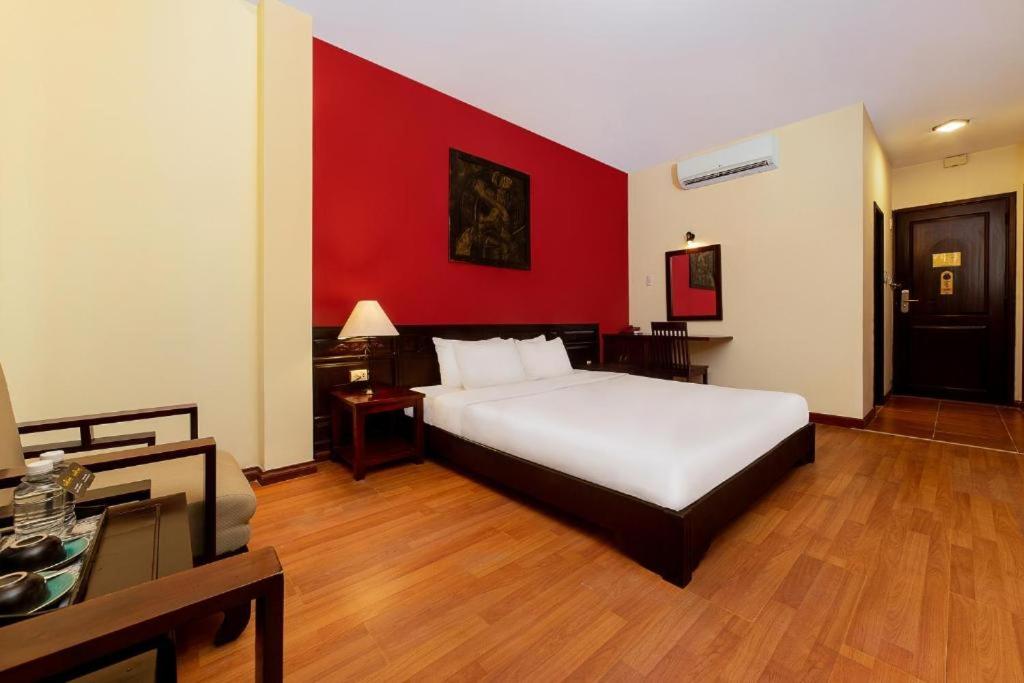 Postel nebo postele na pokoji v ubytování Gold Coast Da Nang Hotel