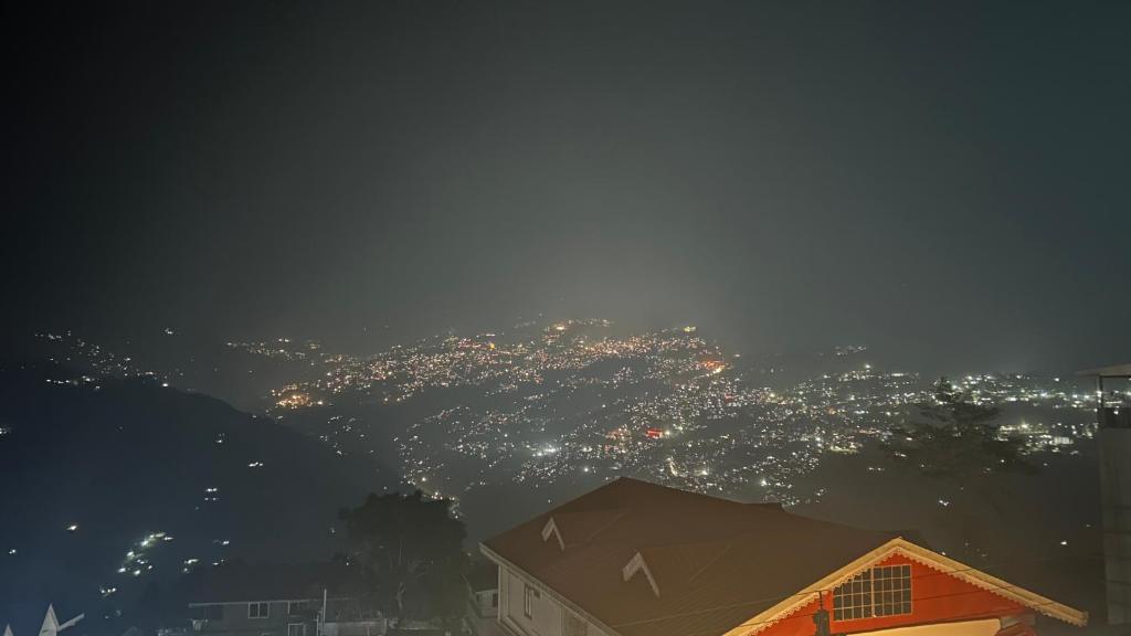 widok na miasto w nocy z oświetleniem w obiekcie Pearl Nest Homestay w mieście Martam