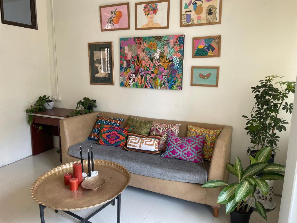 ein Wohnzimmer mit einem Sofa und einem Tisch in der Unterkunft Stay at Paradise in Aizawl