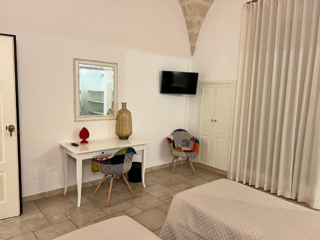 a bedroom with a desk and a mirror and a bed at Sogno D'Epoca 1822 in Monopoli