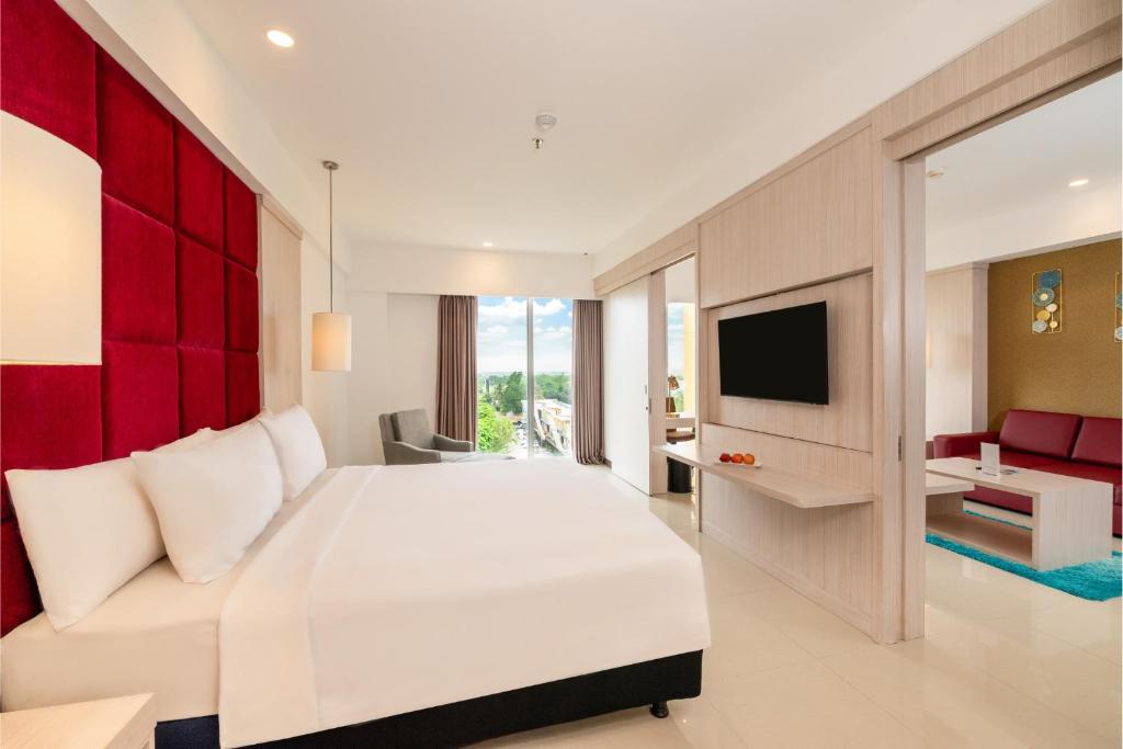 TV a/nebo společenská místnost v ubytování Grand Tan Banjarmasin Hotel & Convention Center