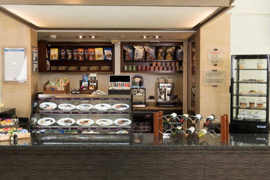 un café avec un comptoir doté d'un comptoir sidx sidx sidx dans l'établissement Holiday Inn Express Santiago Las Condes by IHG, à Santiago