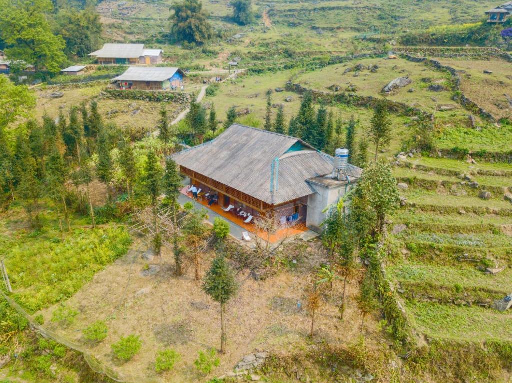 Vue aérienne d'une maison sur une colline dans l'établissement Sapa's Soul 2, à Sa Pa