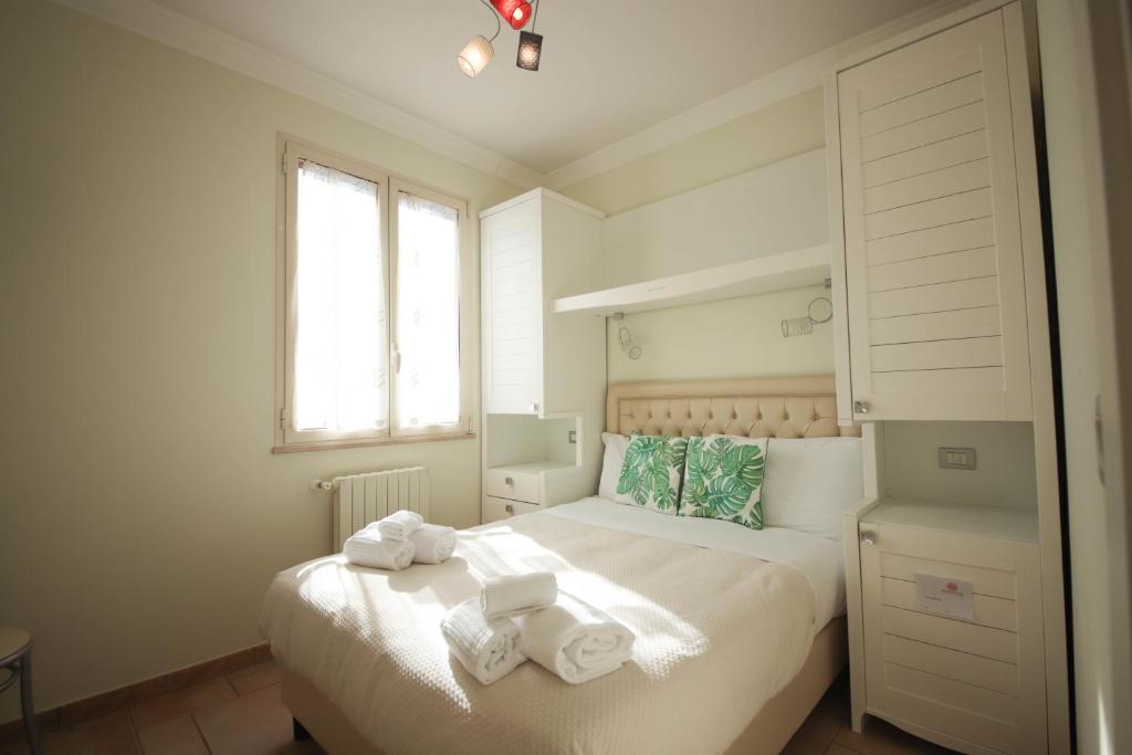 a bedroom with a bed with towels on it at Sogno D'Epoca 1822 in Monopoli