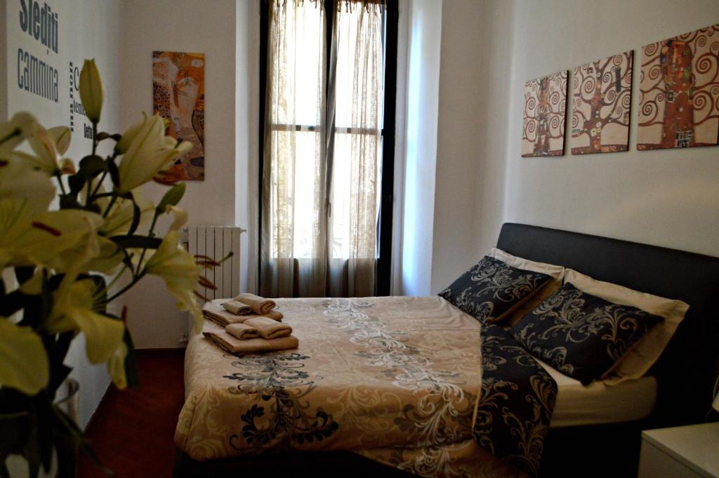 ein Schlafzimmer mit einem Bett mit Handtüchern darauf in der Unterkunft La Casa Dei Viaggiatori in Mailand