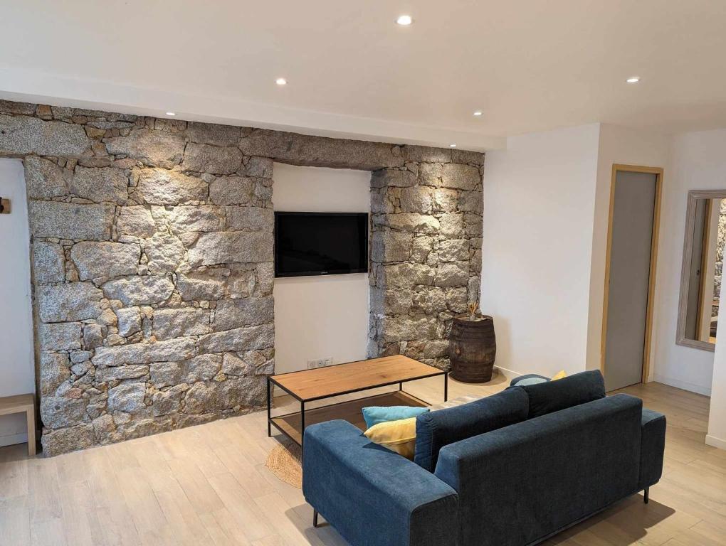 Μια τηλεόραση ή/και κέντρο ψυχαγωγίας στο Appartement proche de Porto-Vecchio