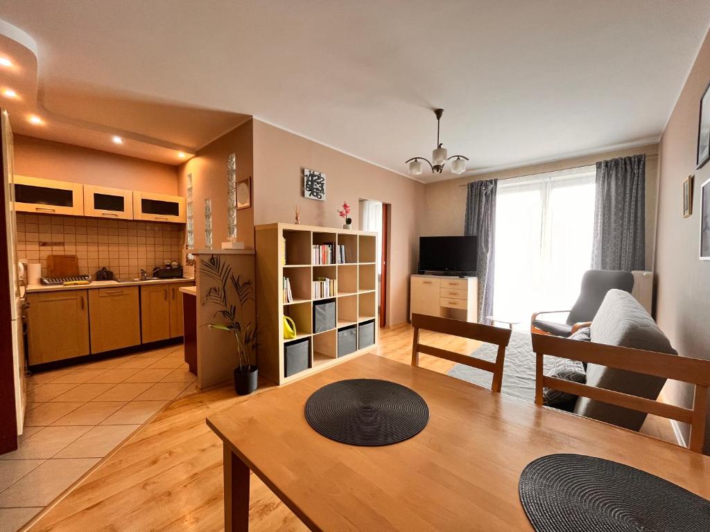 華沙的住宿－Apartament Roentgena 16 przy Centrum Onkologii i Klinice Novum，客厅配有沙发和桌子