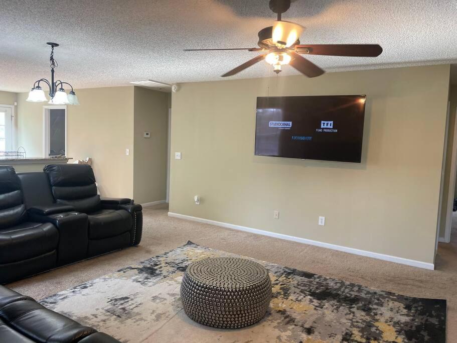 uma sala de estar com um sofá e uma televisão de ecrã plano em 3 bedroom 2 bathroom House em Columbia