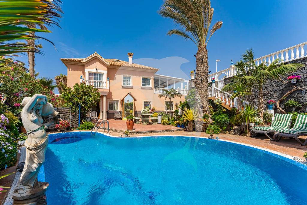 - une piscine en face d'une maison dans l'établissement Apartamentos Los Delfines, à El Médano