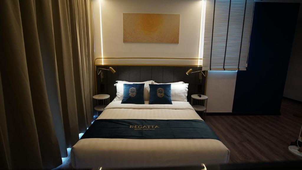 ein Schlafzimmer mit einem Bett mit zwei Kissen in der Unterkunft Best Stay at Kozi Square in Kuching